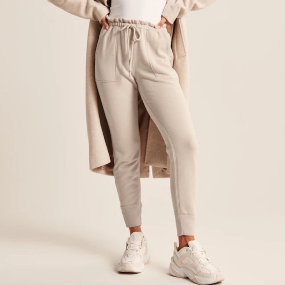 Abercrombie & Fitch Soft A&F Cloud Joggers Size Small Short Beige Tan Sweatpants